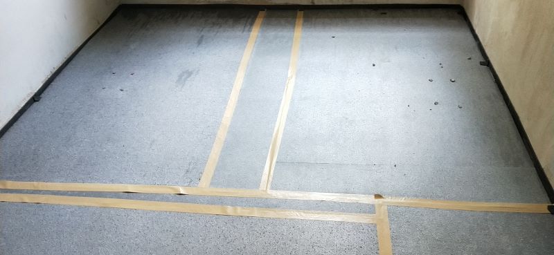 濱江錦粼府現(xiàn)場(chǎng)改性聚丙烯保溫隔聲板鋪設(shè)圖2